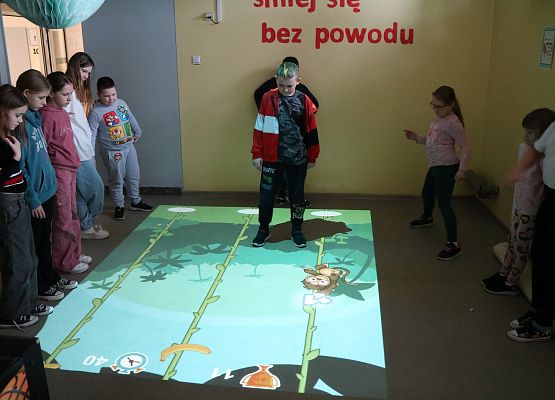 uczniowie grają na podłodze