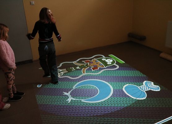 uczniowie grają na podłodze