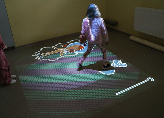 uczniowie grają na podłodze