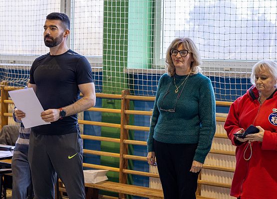 trener odczytuke wyniki, obok pani wicedyrektor i pielęgniarka