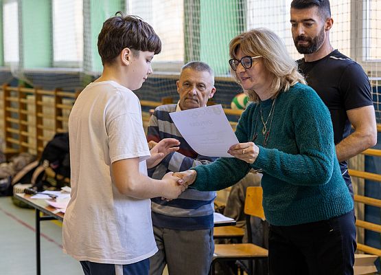 pani wicedyrekor wręcza dyplom