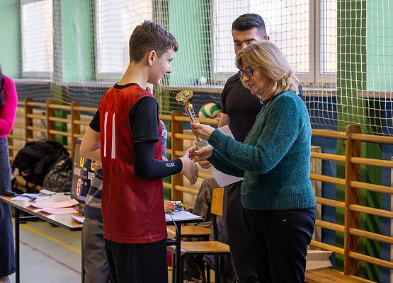 pani wicedyrekor wręcza dyplom