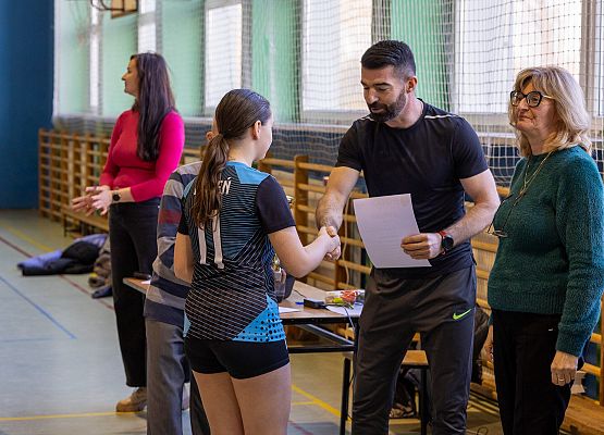 zawodniczka odbiera dyplom