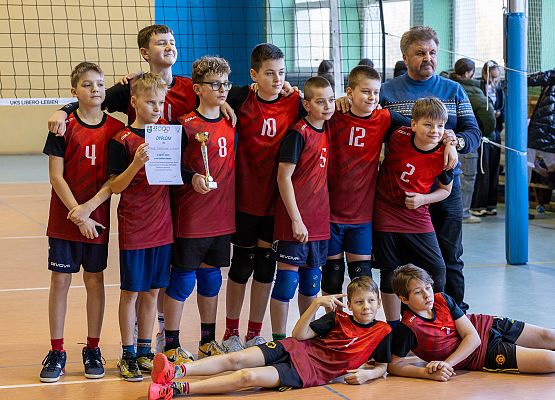 zdjęcie grupowe zawodników z trenerem