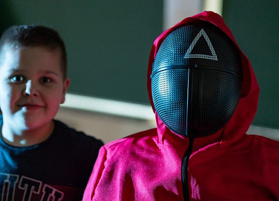 uczniowie na dyskotece karnawałowej