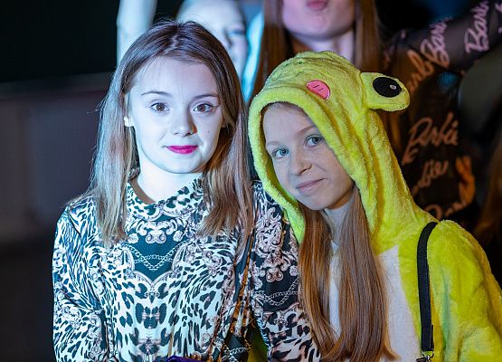 uczniowie na dyskotece karnawałowej