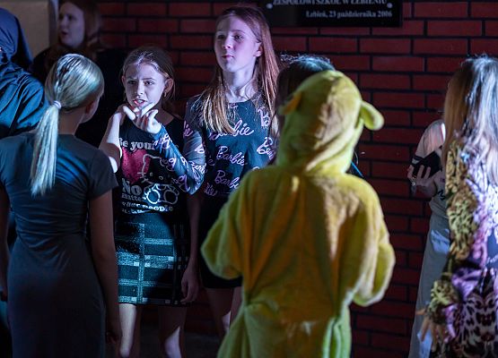 uczniowie na dyskotece karnawałowej