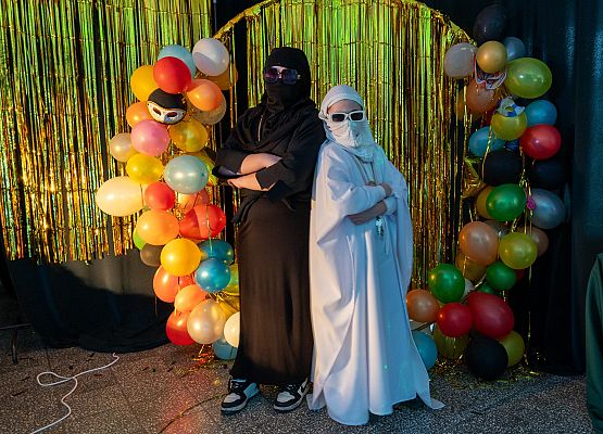 uczniowie na dyskotece karnawałowej