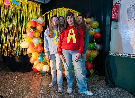 uczniowie na dyskotece karnawałowej