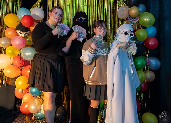 uczniowie na dyskotece karnawałowej