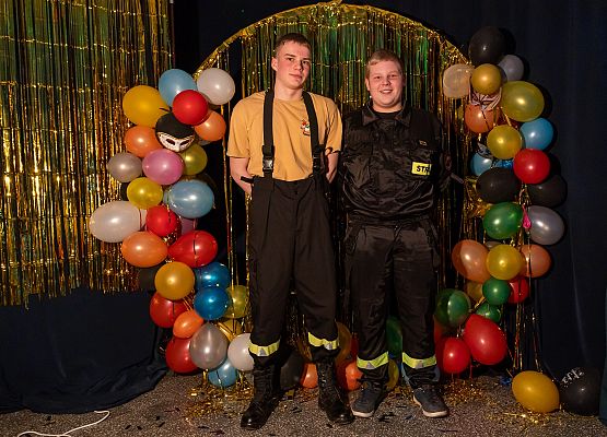 uczniowie na dyskotece karnawałowej