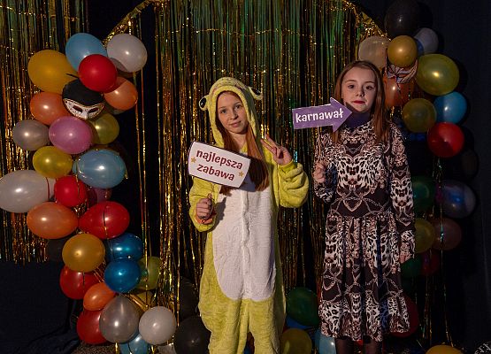 uczniowie na dyskotece karnawałowej