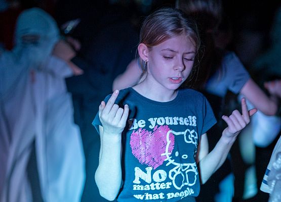 uczniowie na dyskotece karnawałowej