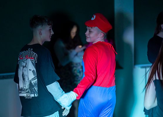 uczniowie na dyskotece karnawałowej