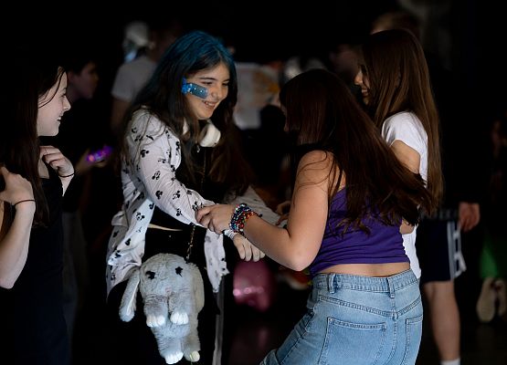 uczniowie na dyskotece karnawałowej