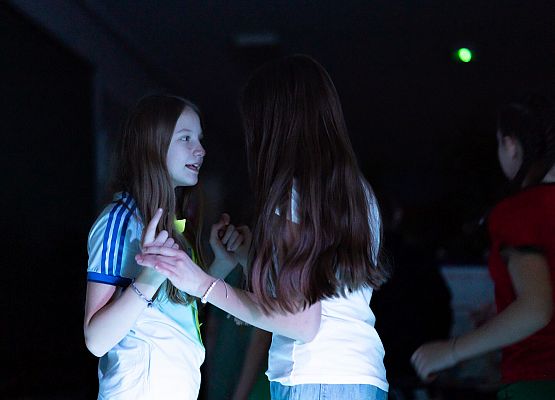 uczniowie na dyskotece karnawałowej