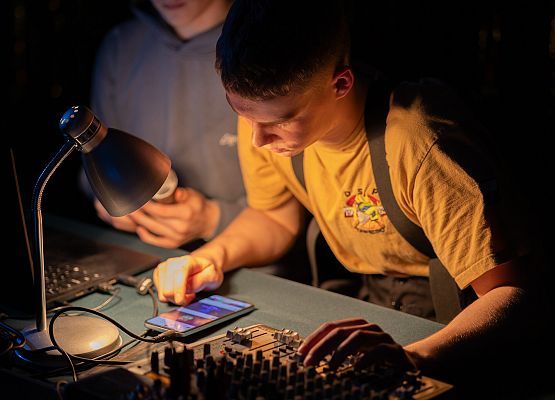 uczniowie na dyskotece karnawałowej