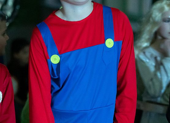 uczniowie na dyskotece karnawałowej