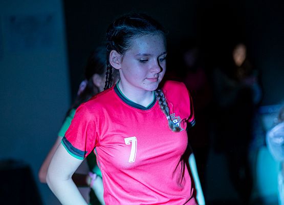 uczniowie na dyskotece karnawałowej