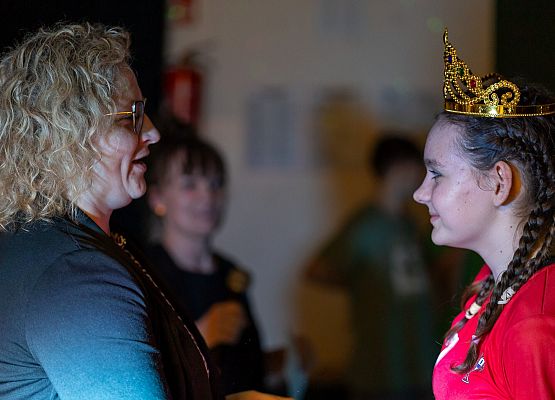 uczniowie na dyskotece karnawałowej