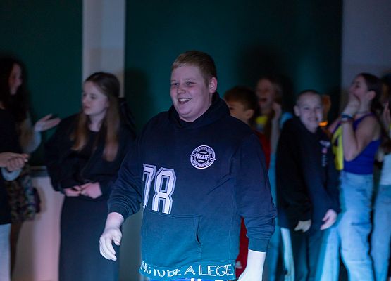 uczniowie na dyskotece karnawałowej