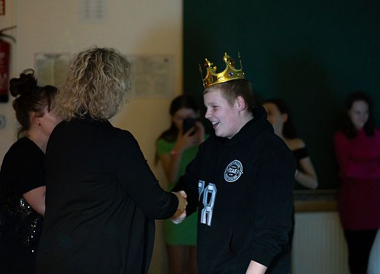 uczniowie na dyskotece karnawałowej