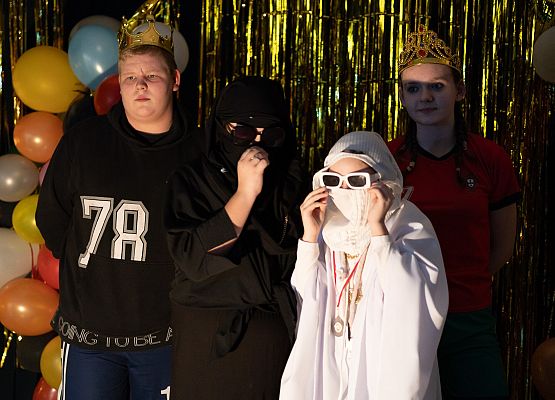 uczniowie na dyskotece karnawałowej