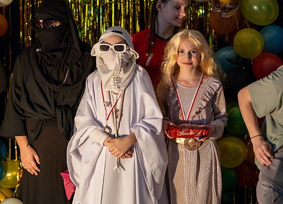 uczniowie na dyskotece karnawałowej