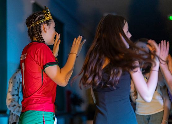 uczniowie na dyskotece karnawałowej