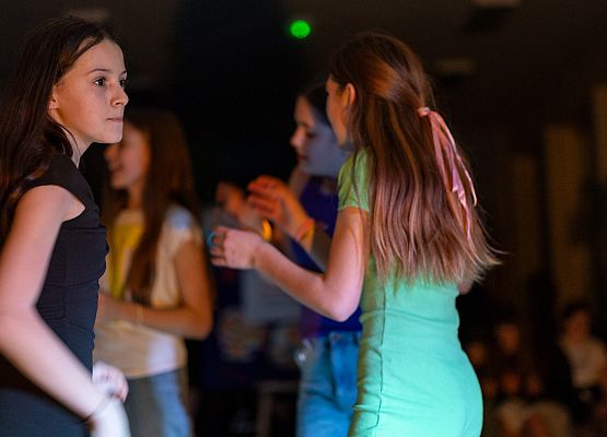 uczniowie na dyskotece karnawałowej