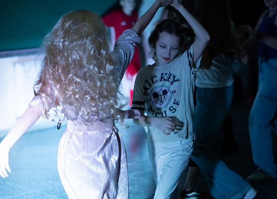 uczniowie na dyskotece karnawałowej