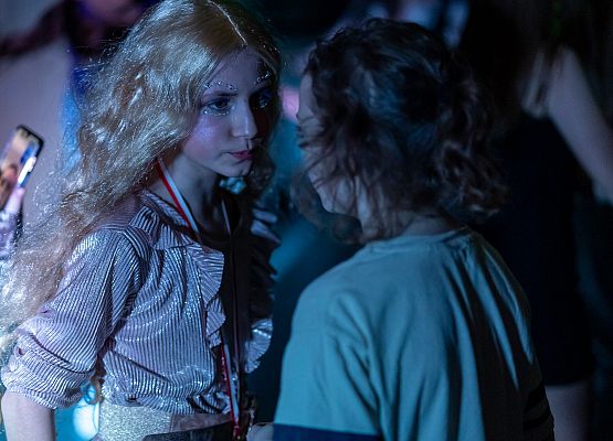 uczniowie na dyskotece karnawałowej