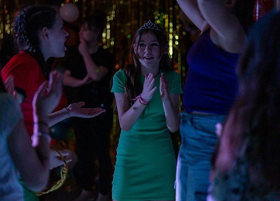 uczniowie na dyskotece karnawałowej