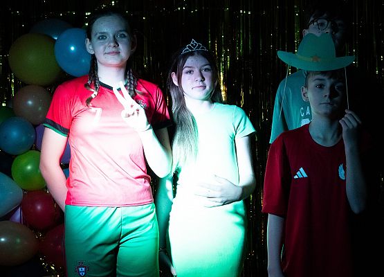 uczniowie na dyskotece karnawałowej