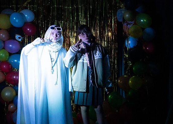 uczniowie na dyskotece karnawałowej