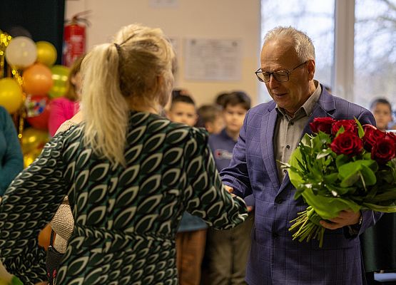 pan dyrektor otrzymuje kwiaty