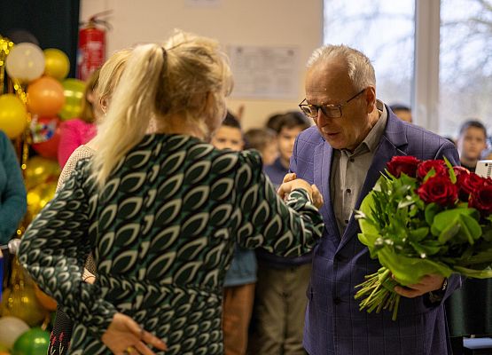 pan dyrektor otrzymuje kwiaty