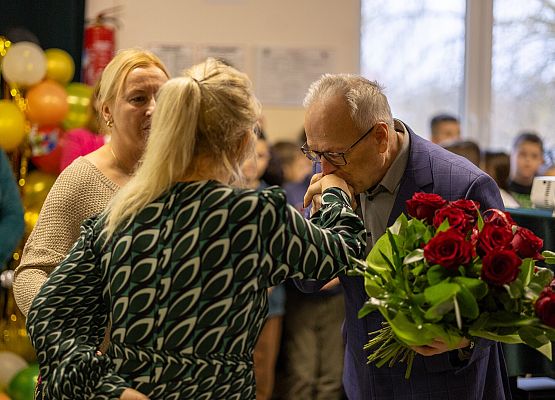 pan dyrektor otrzymuje kwiaty