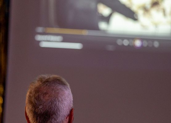 dyrektor ogląda film