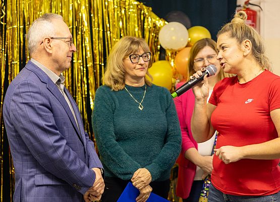 przewodnicząca rady rodziców składa życzenia dyrektorowi