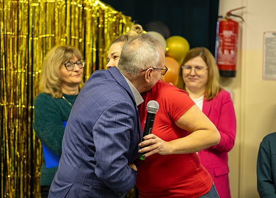 przewodnicząca rady rodziców składa gratulacje  dyrektorowi