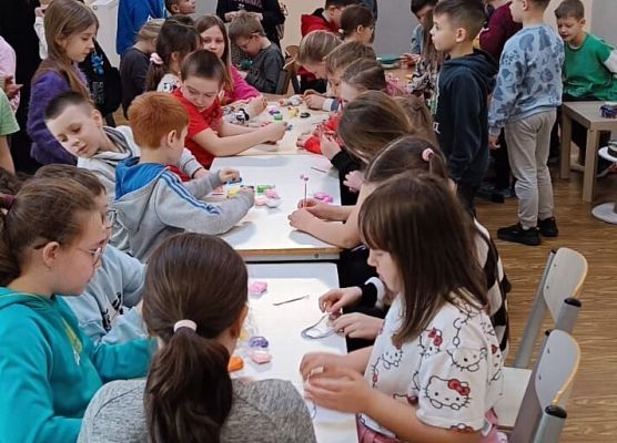 uczniowie tworzą biżuterię