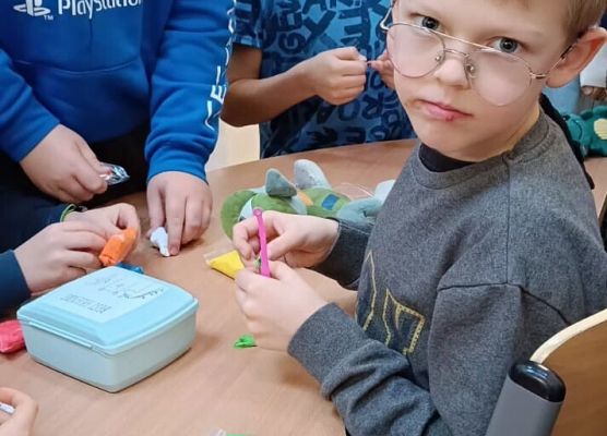 uczniowie tworzą biżuterię