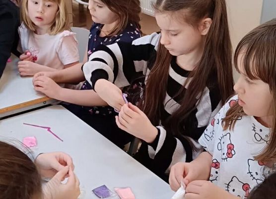 uczniowie tworzą biżuterię