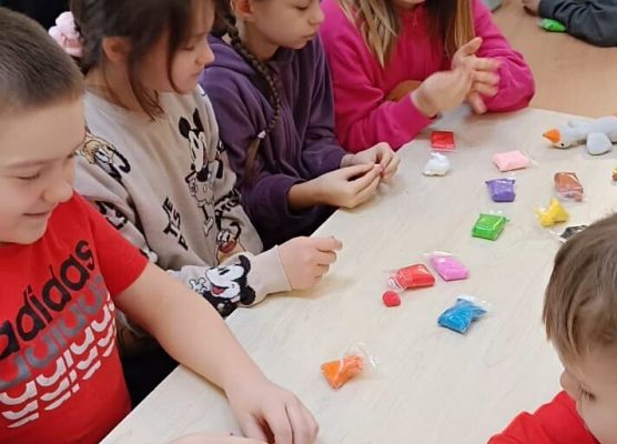 uczniowie tworzą biżuterię