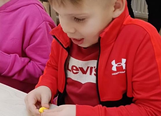 uczniowie tworzą biżuterię