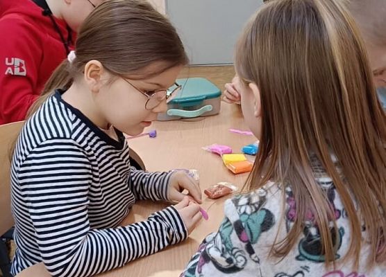 uczniowie tworzą biżuterię