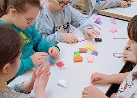 uczniowie tworzą biżuterię