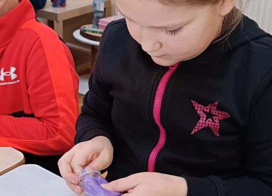 uczniowie tworzą biżuterię