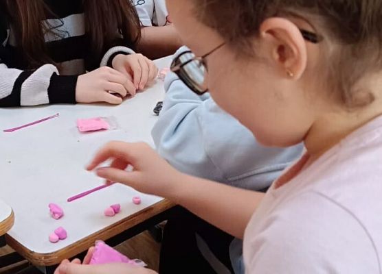 uczniowie tworzą biżuterię